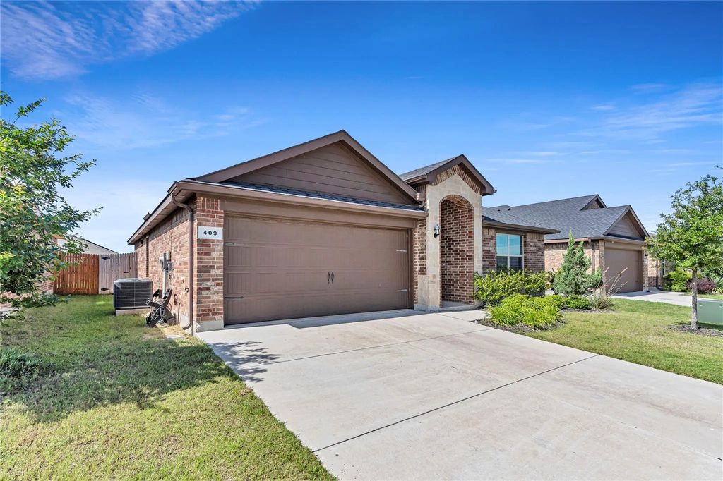 409 Foxhunter Street, Fort Worth