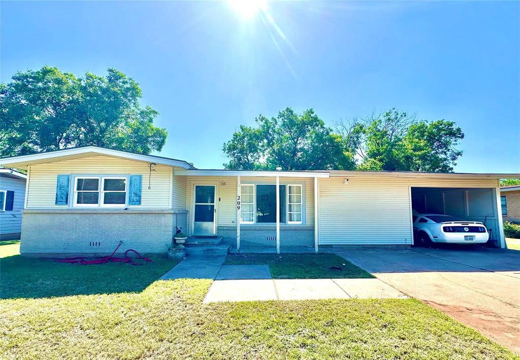 209 Laurel Drive, Winters