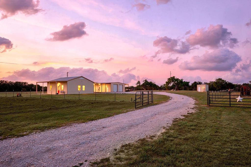 184 County Road 2484, Hico
