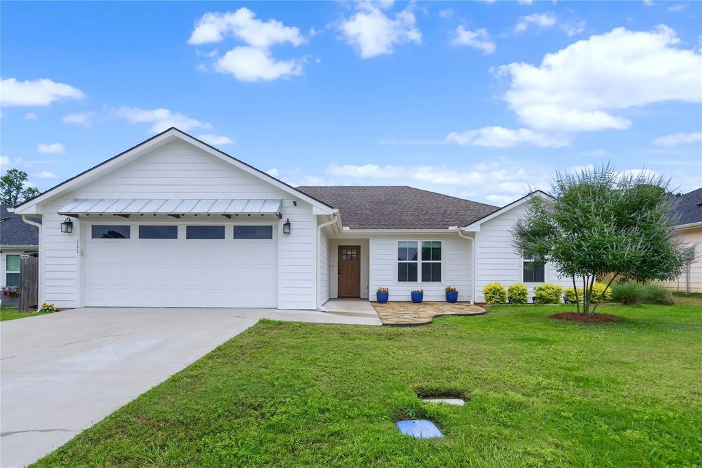 111 Lainey Lane, Mineola