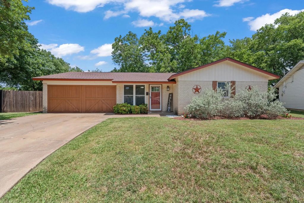 311 Robin Court, Burleson