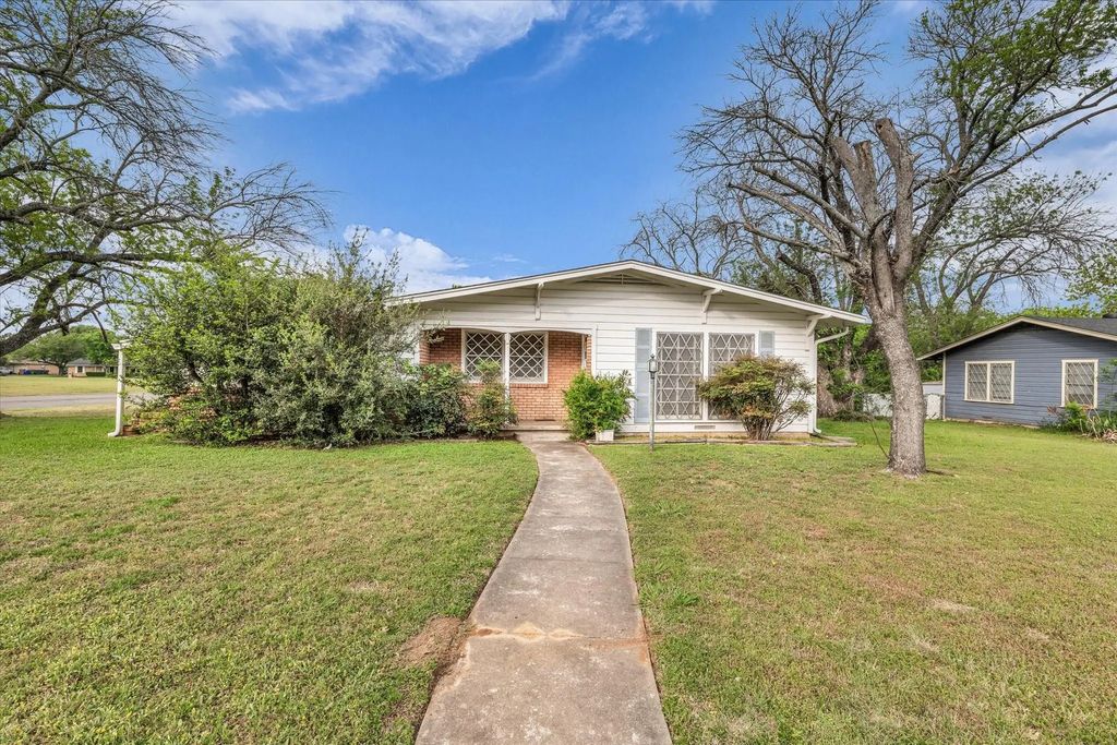 1525 Crow Drive, Waco