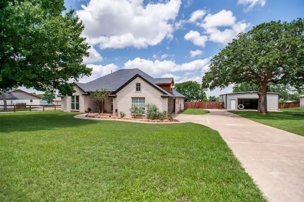 5643 W Caylor Road, Fort Worth