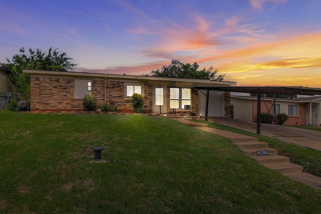 2308 Tanneyhill Lane, Fort Worth