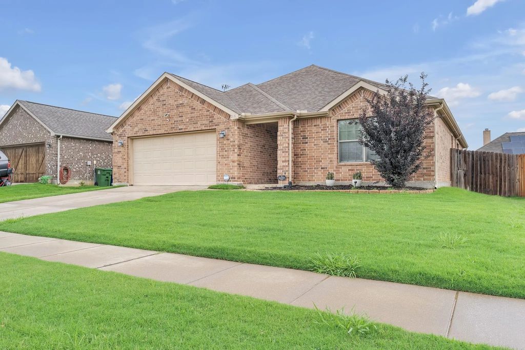 316 Valley Drive, Aubrey