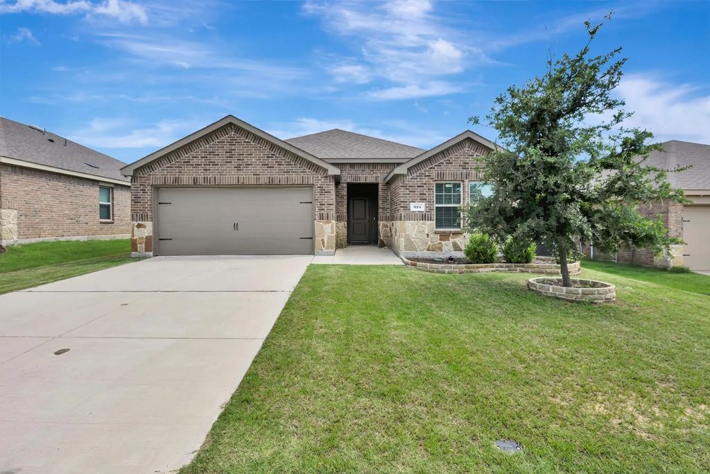 924 English Drive, Aubrey