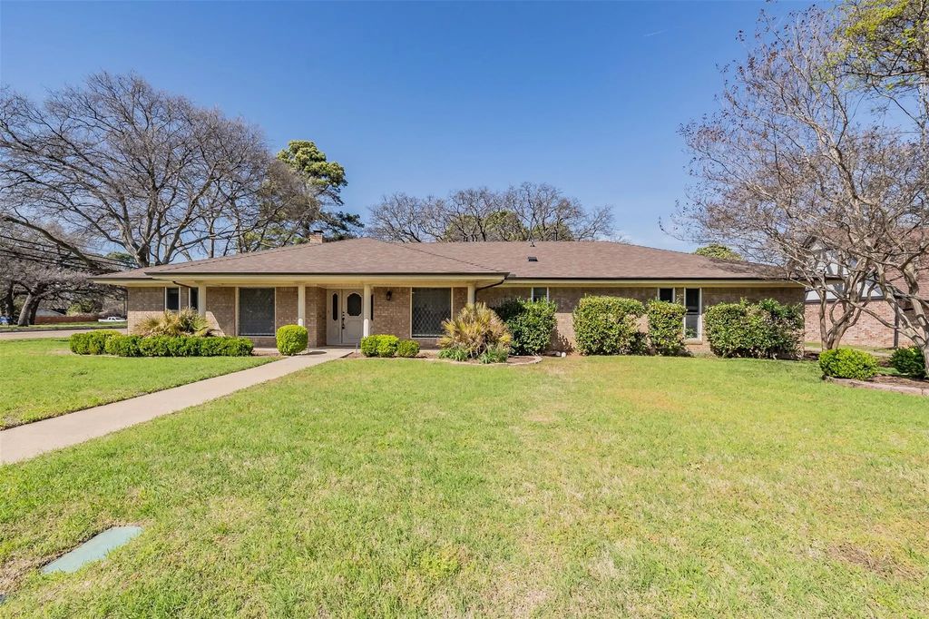 2415 Lakeview Circle, Arlington