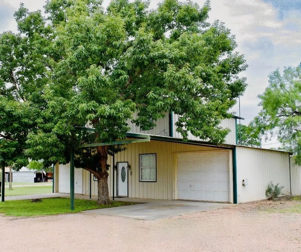 101 S Loop Drive, Brady