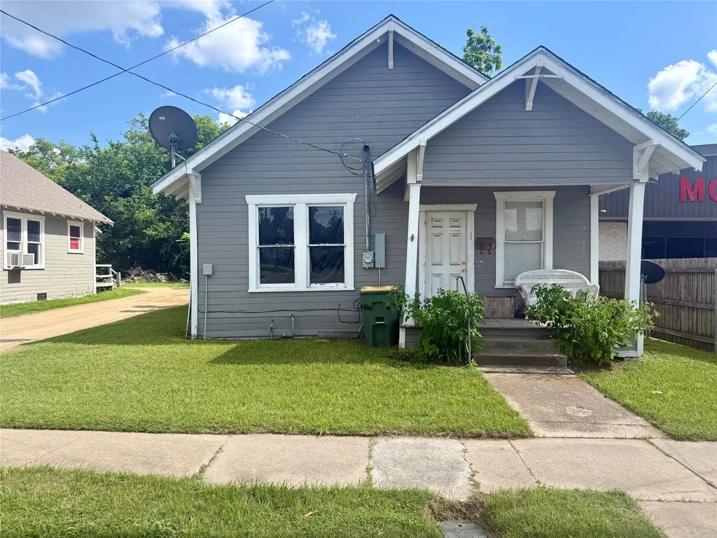 390 Live Oak Street, Marlin