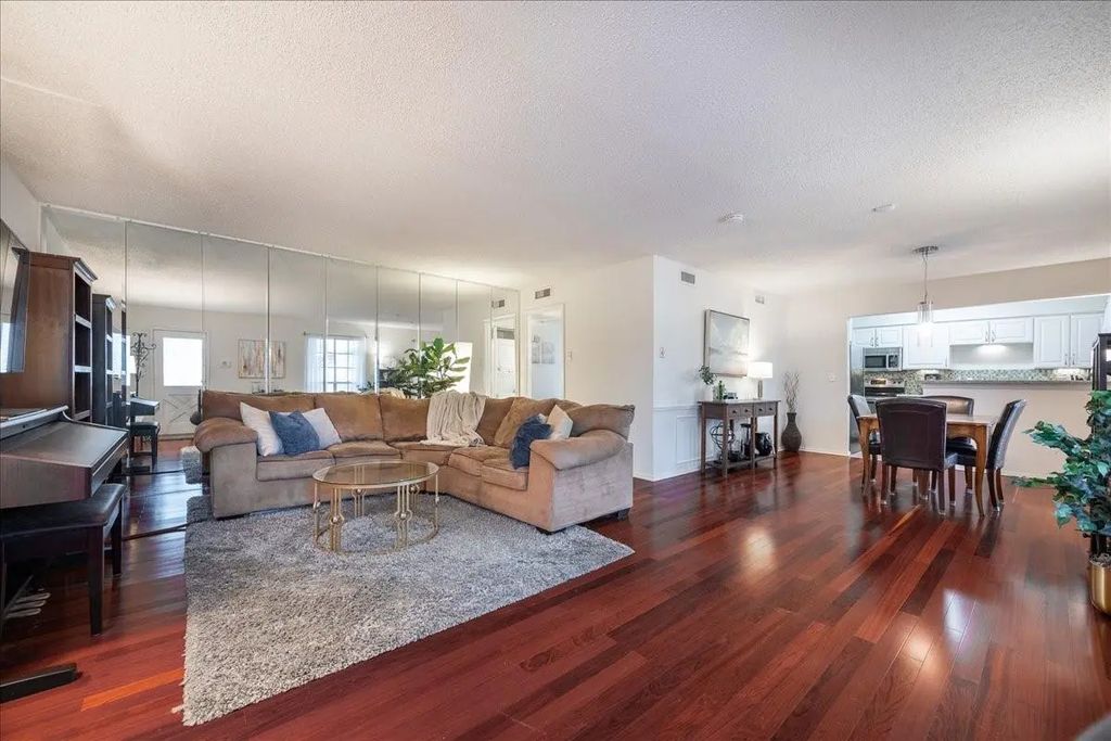 6027 E University Boulevard 215, Dallas