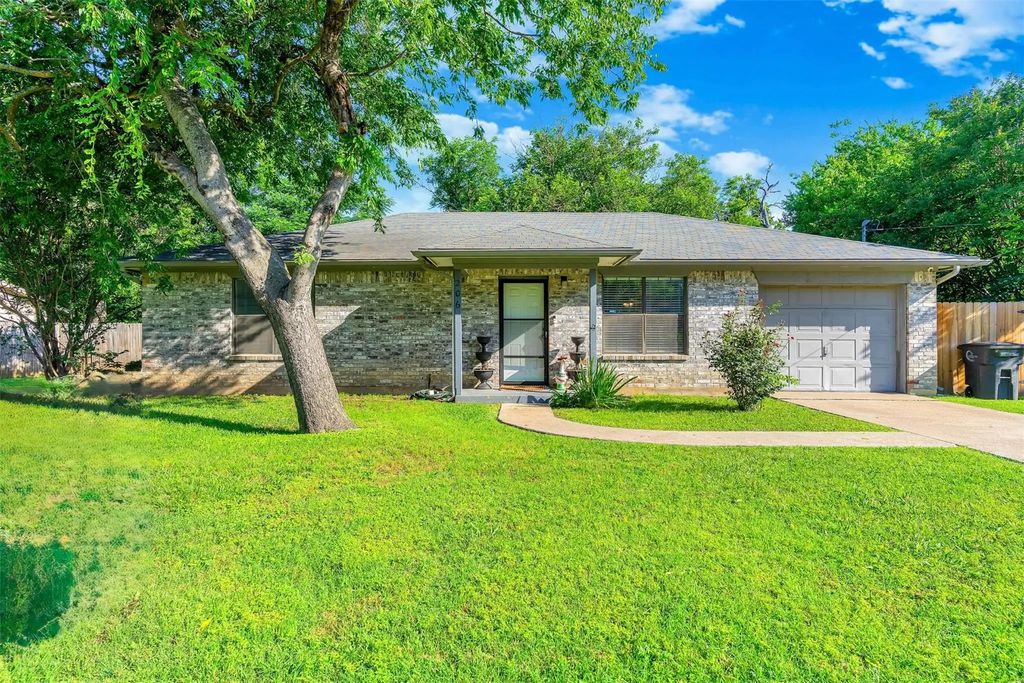 206 Lovelady Street, Cleburne