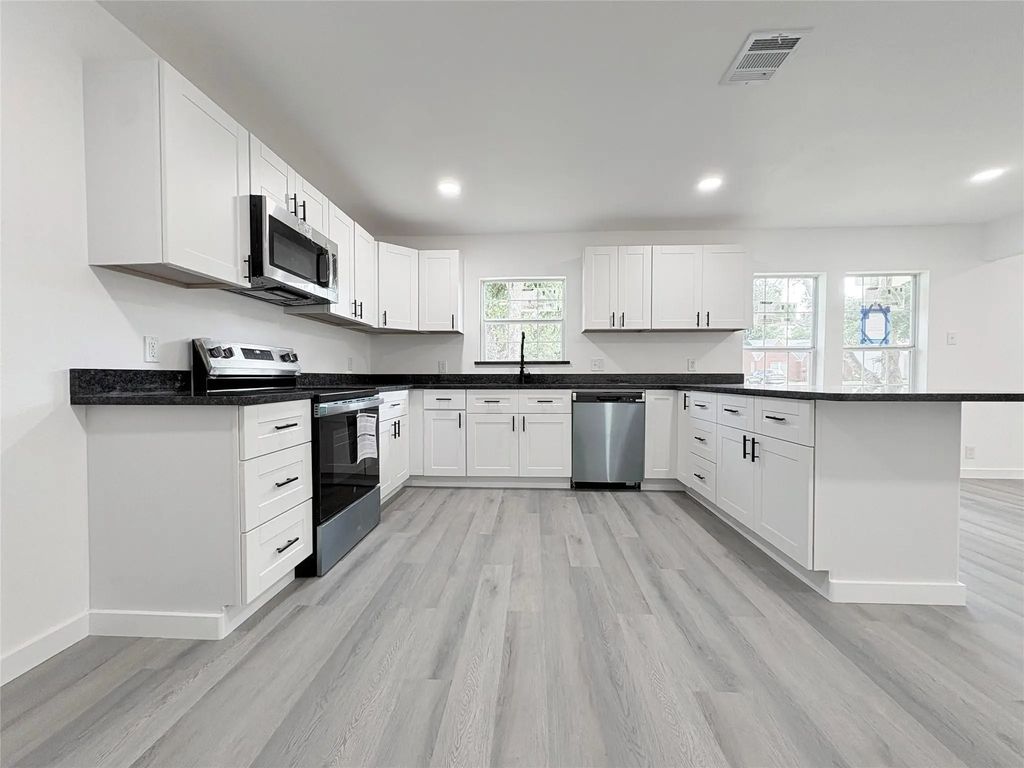 1322 3rd St, Graham