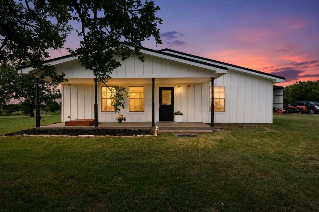 692 Plemons Drive, Henrietta