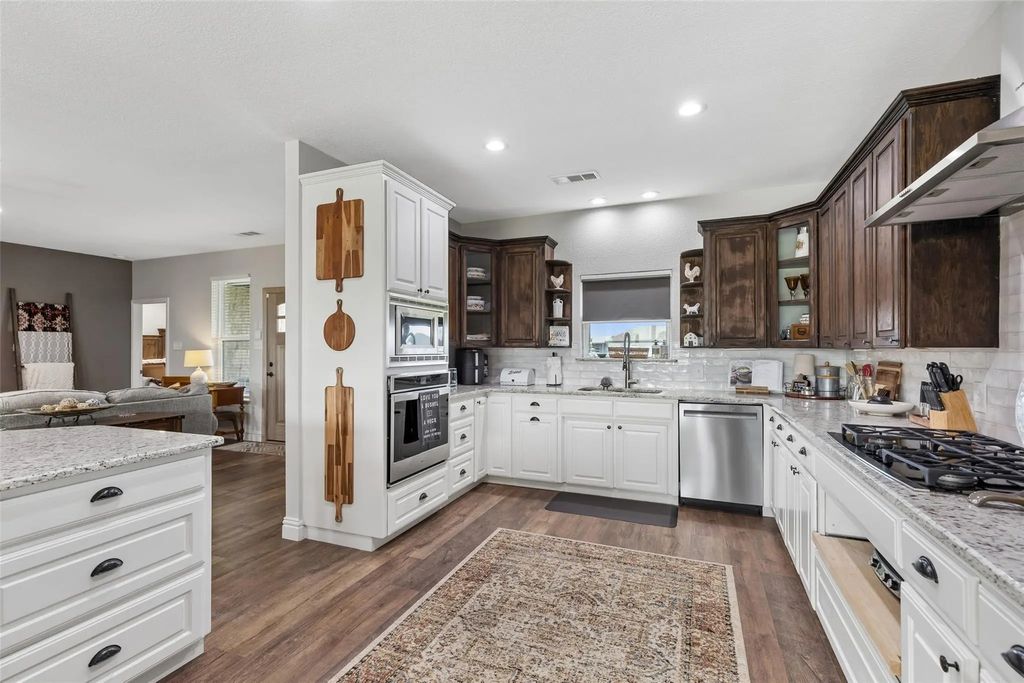 8677 Fm 1553, Leonard