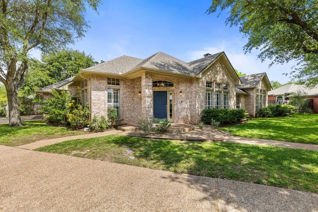 901 Steamboat Circle, Hewitt