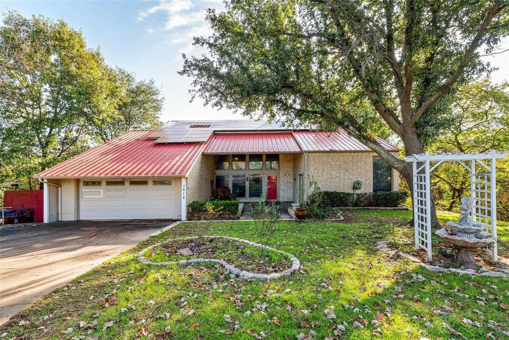 1612 Lakecrest Circle, Granbury