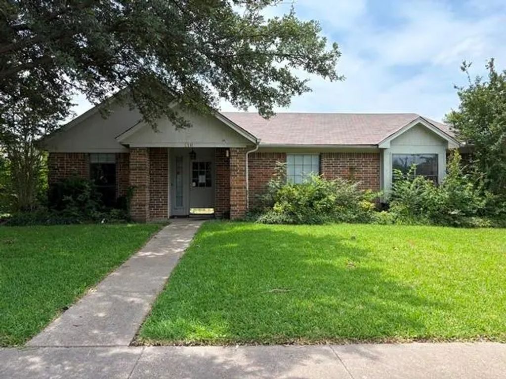 110 E Schreiber Street, Garland