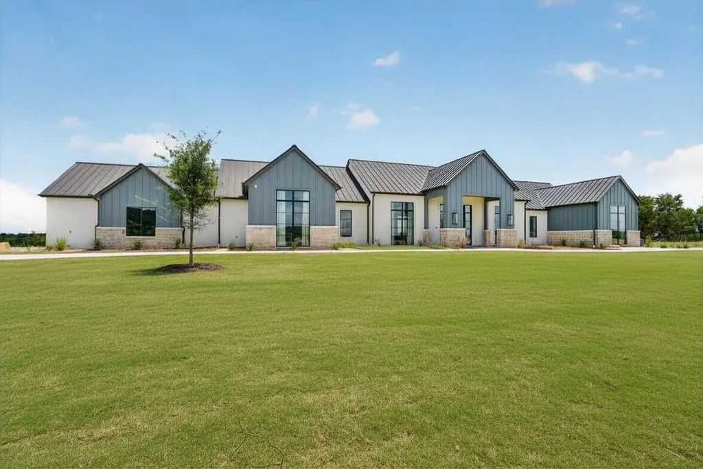 220 Cavalier Court, Strawn