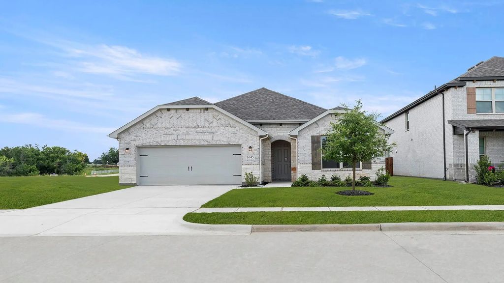 1645 Elle Lane, Aubrey