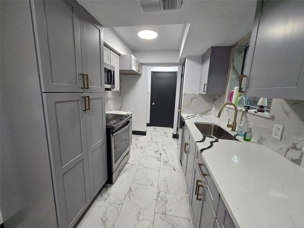 715 N Deerfield Circle, Arlington