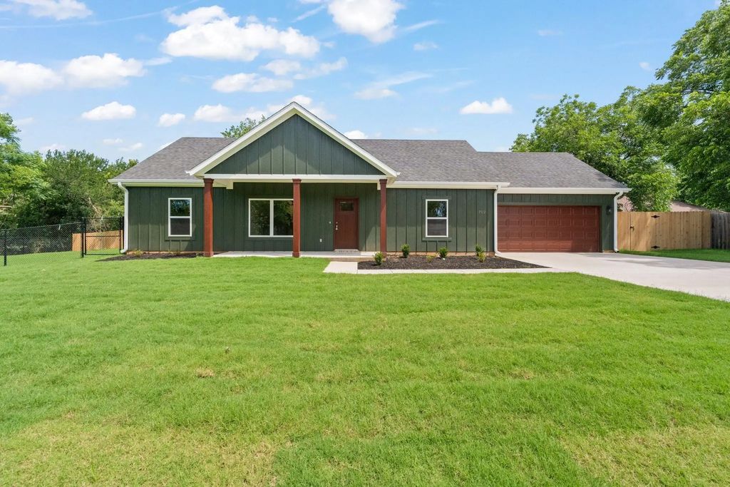 702 Scudder Street, Cleburne