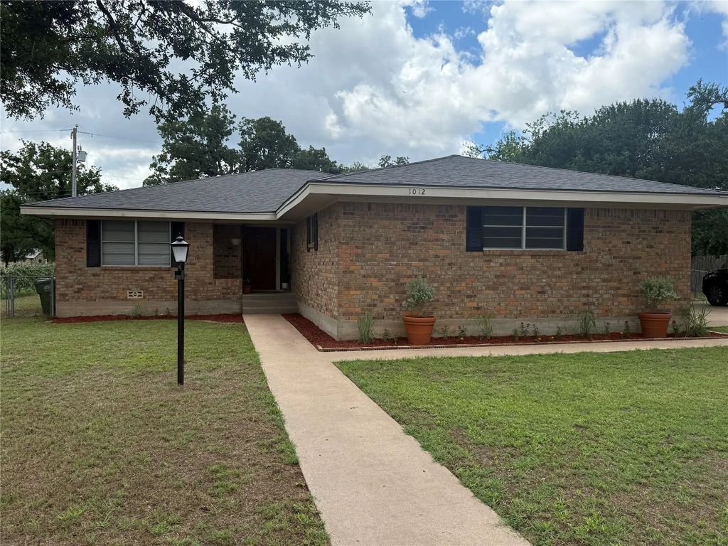1012 Holden Street, Glen Rose