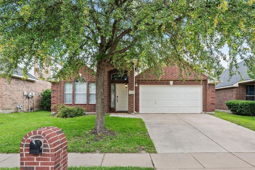 4633 Dwarf Nettle Drive, Fort Worth