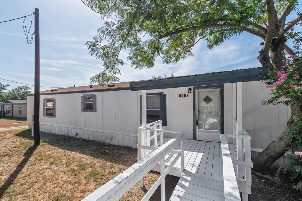 1321 Phoenix Court, Granbury