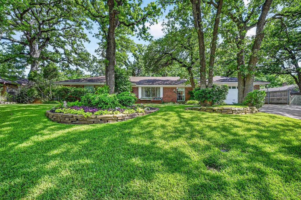 2214 Ravinia Drive, Arlington