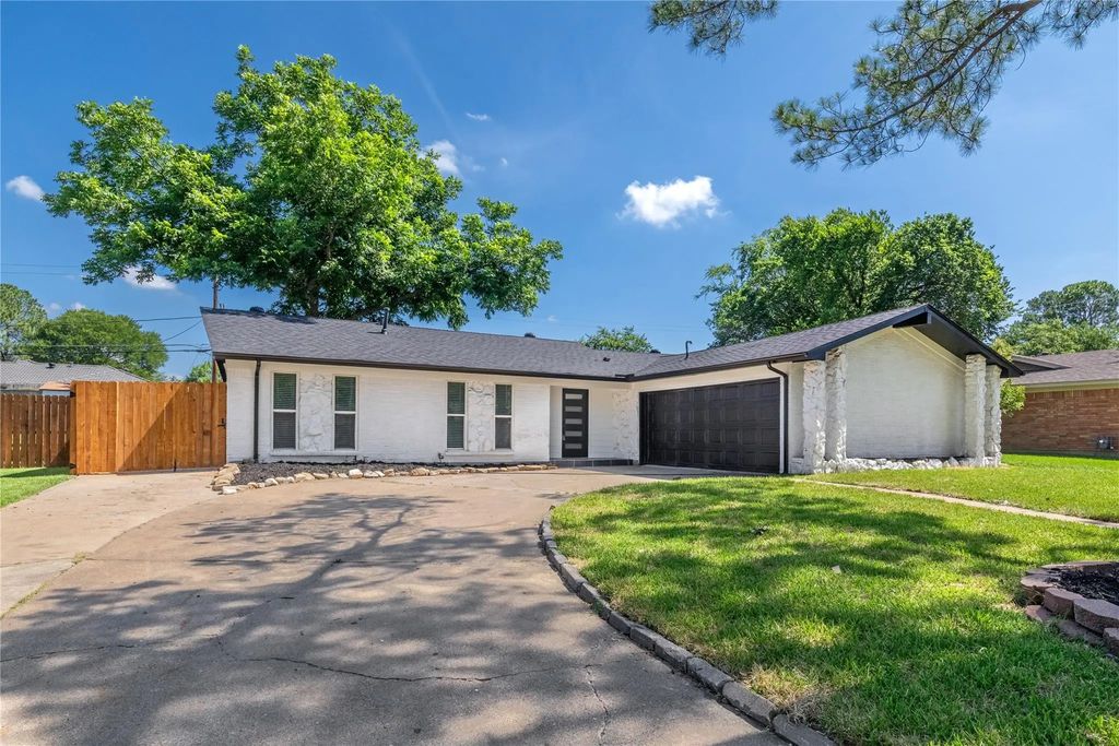 524 Circleview Drive N, Hurst