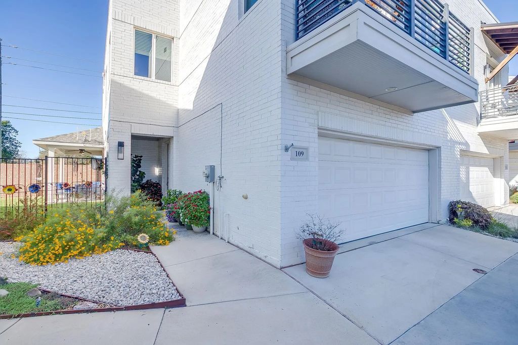 109 Crossroads Circle, Westworth Village