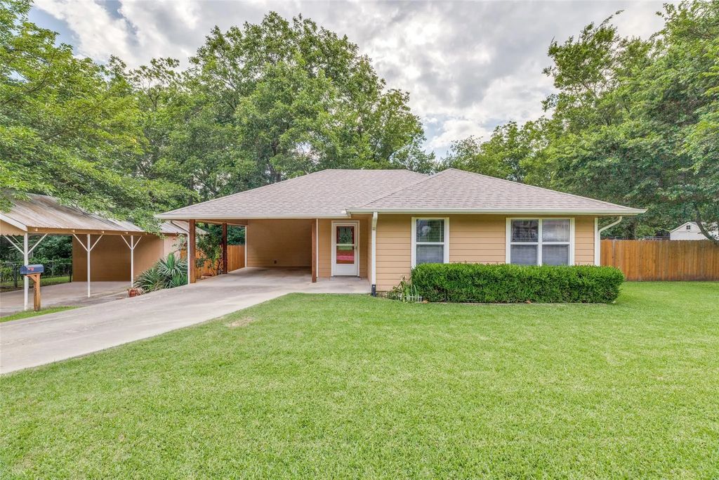 105 Pecan Street, Whitesboro