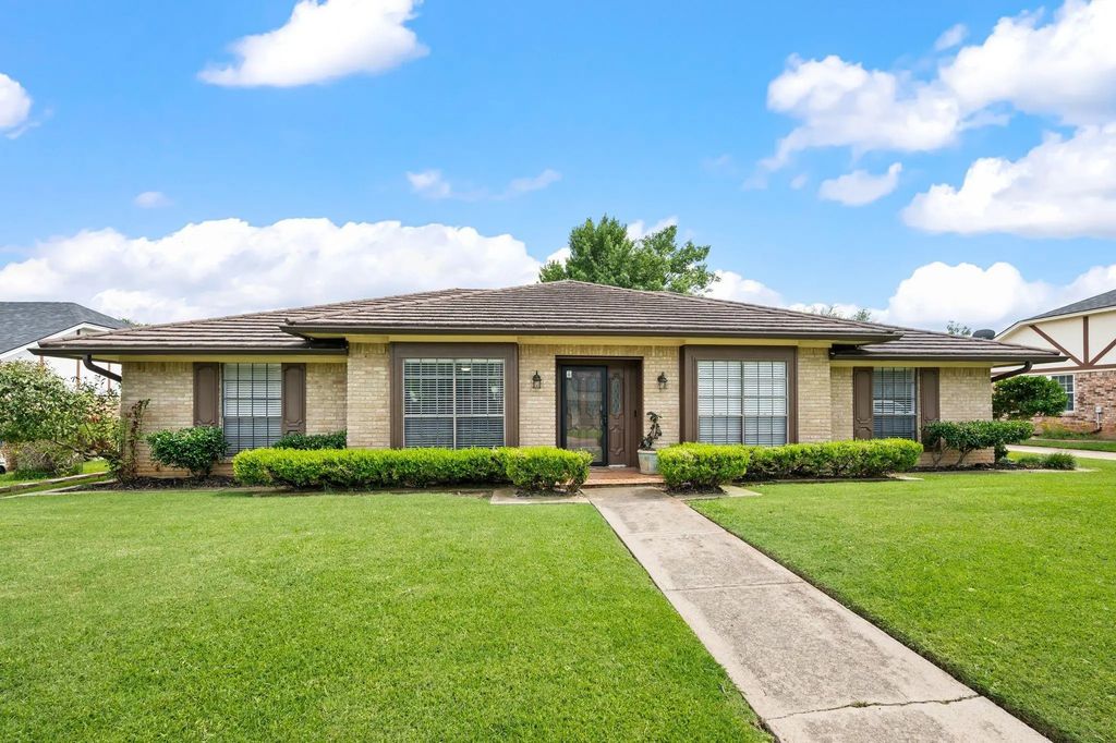 4306 Three Oaks Drive, Arlington