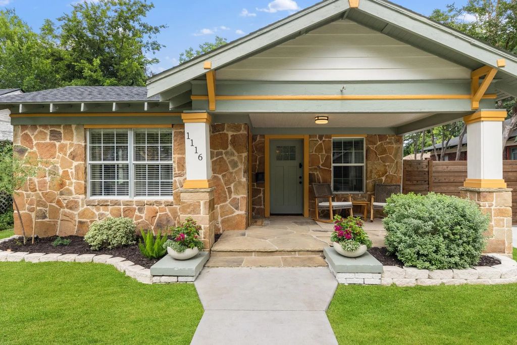 1116 S Montreal Avenue, Dallas
