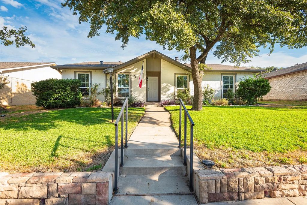 2211 Yewpon Drive, Carrollton