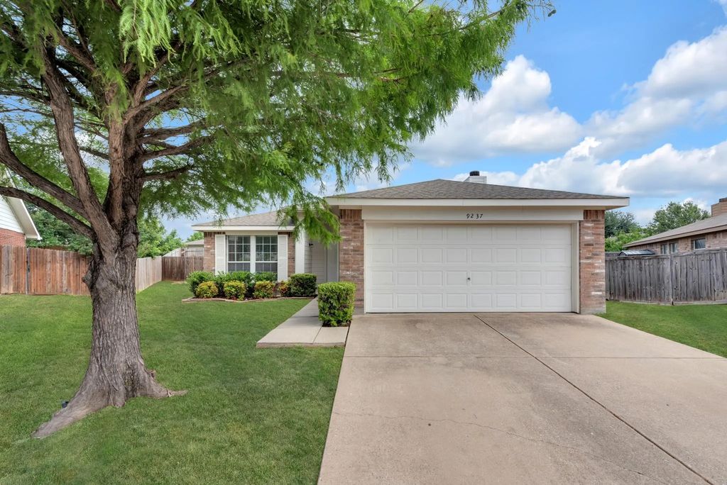 9237 Monument Court, Fort Worth