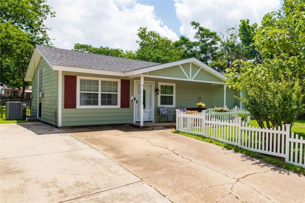 812 Denton Drive, Euless