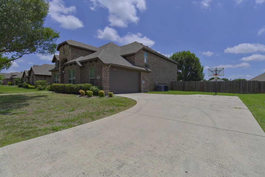 210 Debbie Way, Red Oak
