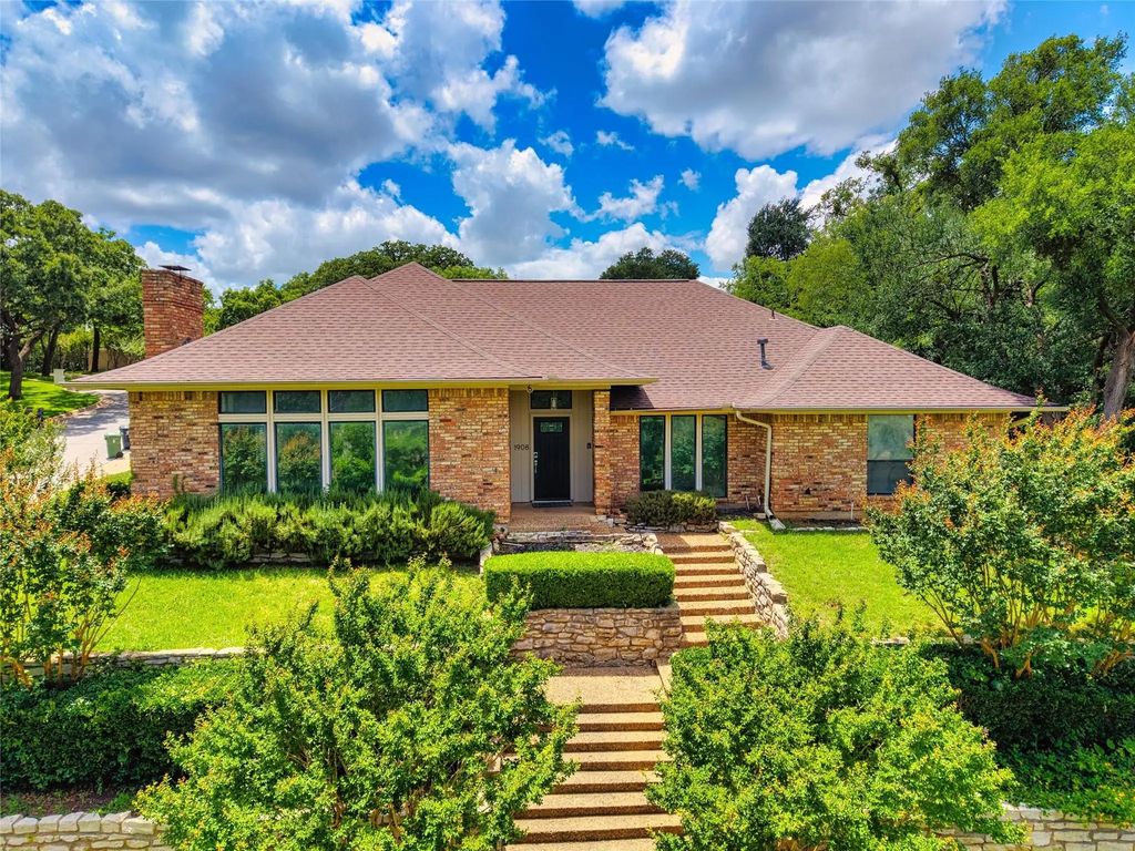 1908 Lakehill Court, Arlington