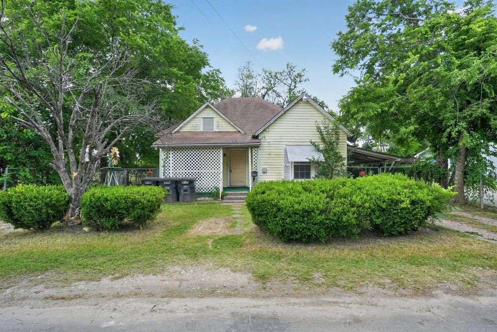 406 E Willingham Street, Cleburne