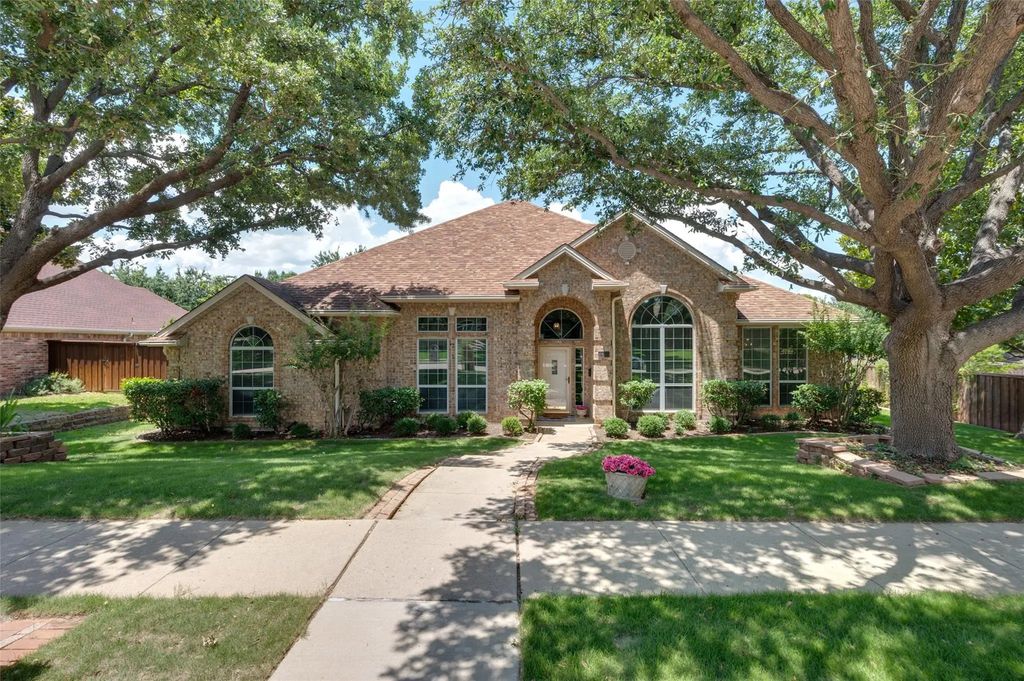 905 Brittany Drive, Lewisville