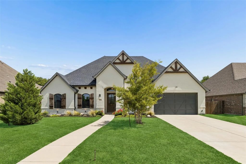 1048 Whisper Willows Drive, Fort Worth