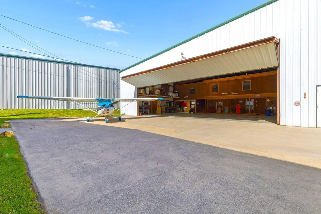 832 Aviator Drive, Fort Worth