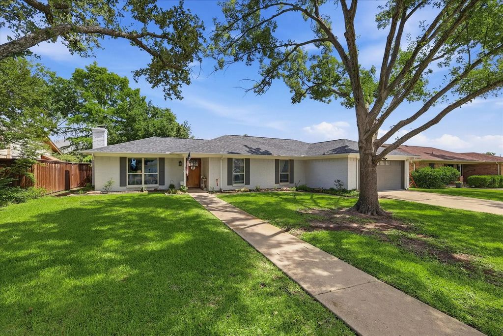 8413 Hillcrest Court, North Richland Hills