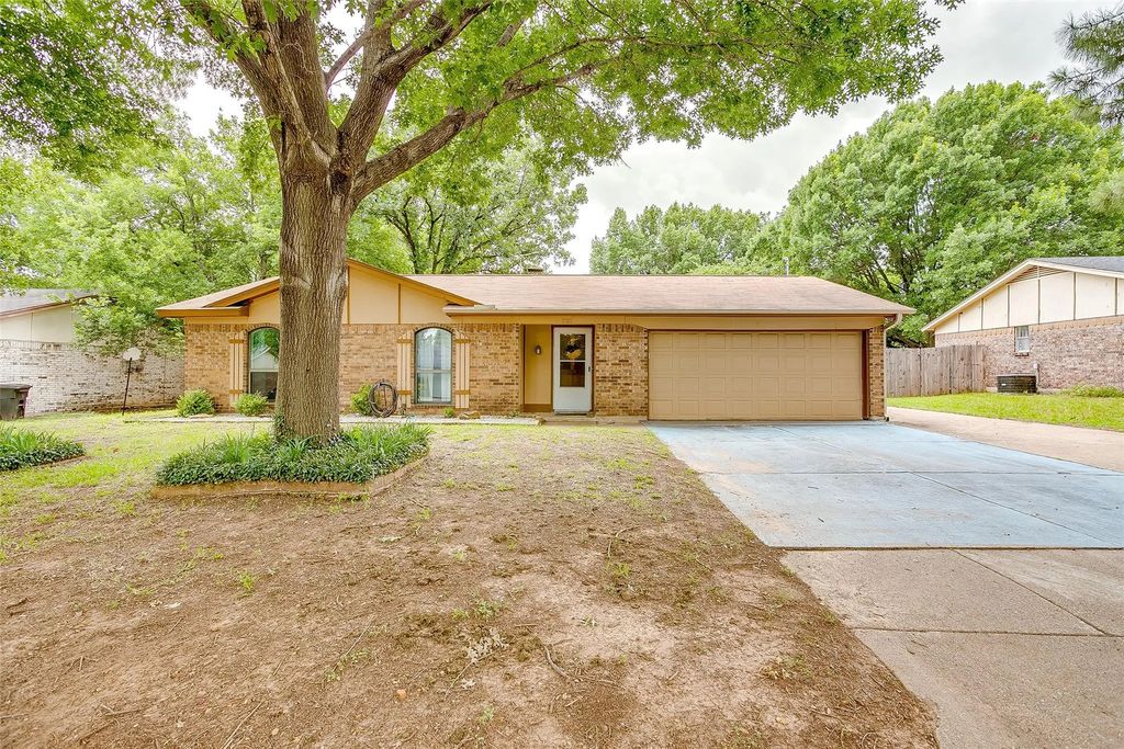 721 Nw Wood Street, Burleson