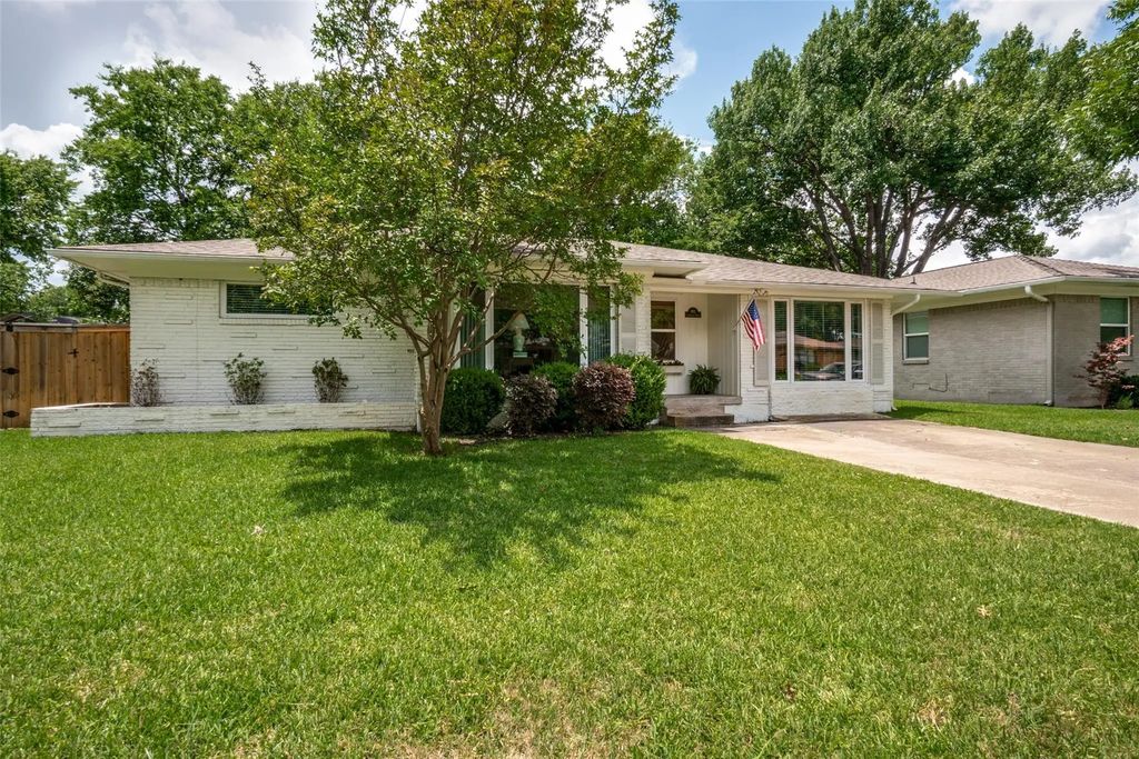 8911 Larchwood Drive, Dallas