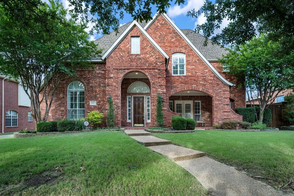 1027 Sir Lancelot Circle, Lewisville