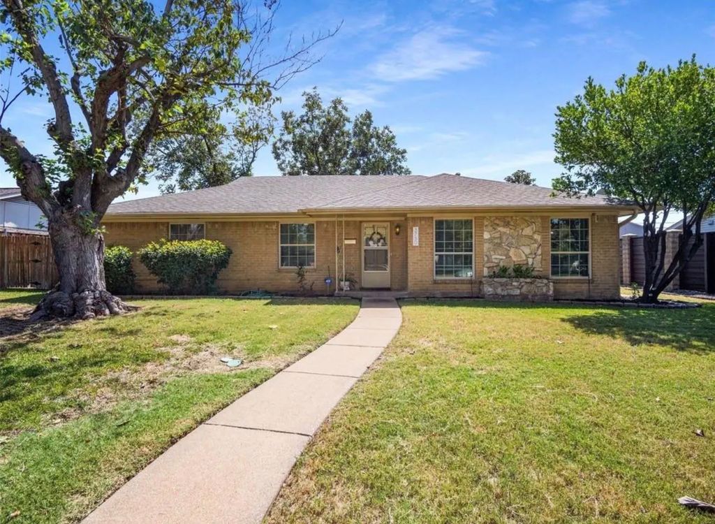 3750 Ridgeoak Way, Farmers Branch