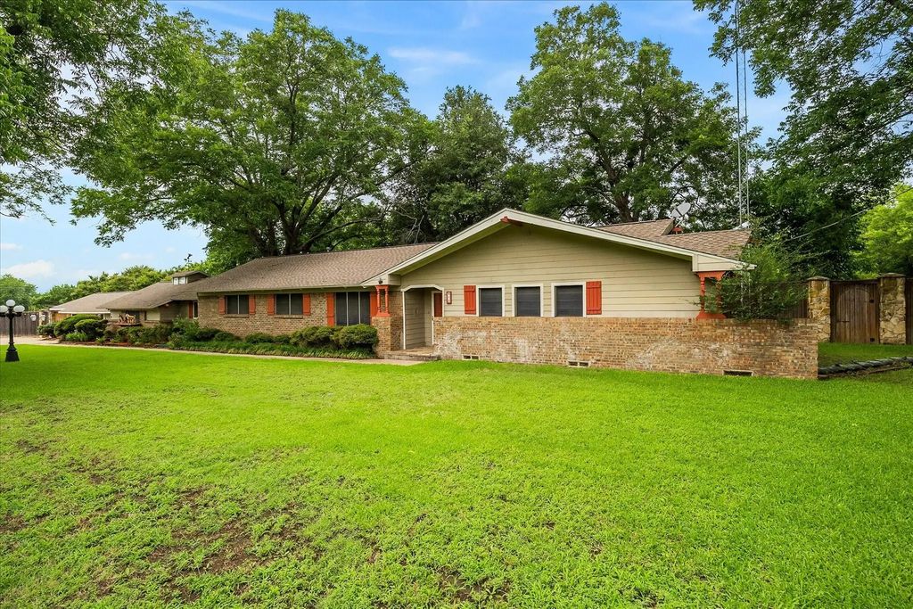 110 W Crockett Street, Wolfe City