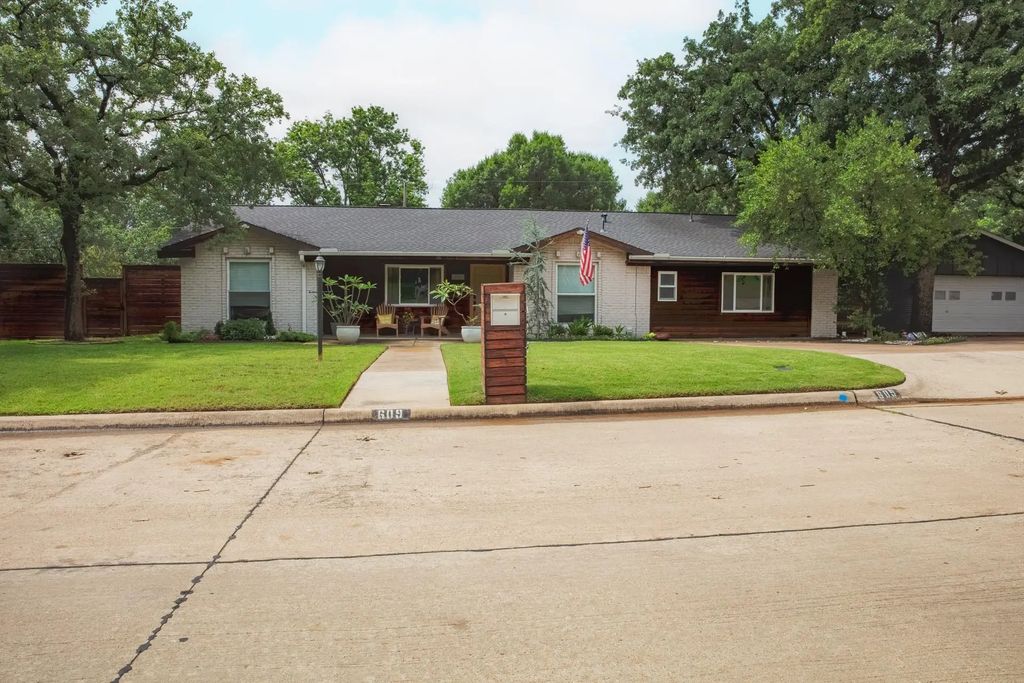609 Hillside Road, Colleyville